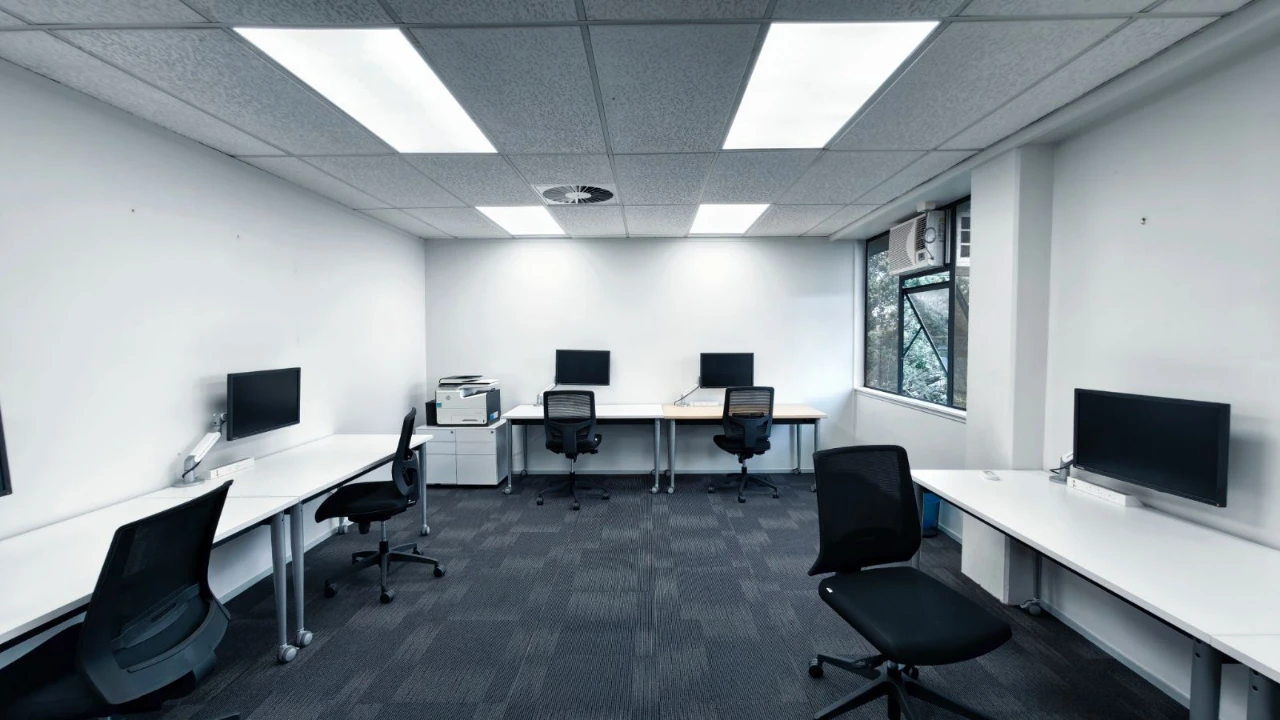 Dedicated desk workstations (room overview)